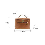 Borsa cosmetica in pelle marrone con manico, cerniera dorata, dimensioni 21x15x14,5 cm. Elegante e pratica per viaggi e organizzazione.