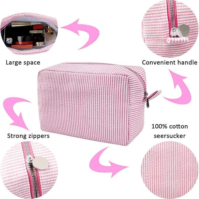 Astuccio da viaggio in seersucker di cotone rosa a righe, con cerniere robuste, manico pratico e ampio spazio interno. Perfetto per organizzare cosmetici.