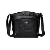 Borsa a tracolla in pelle nera, design elegante con tasche frontali e logo inciso. Accessorio moda donna, ideale per ogni occasione.