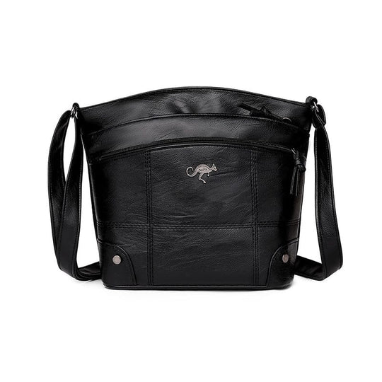 Borsa a tracolla in pelle nera, design elegante con tasche frontali e logo inciso. Accessorio moda donna, ideale per ogni occasione.