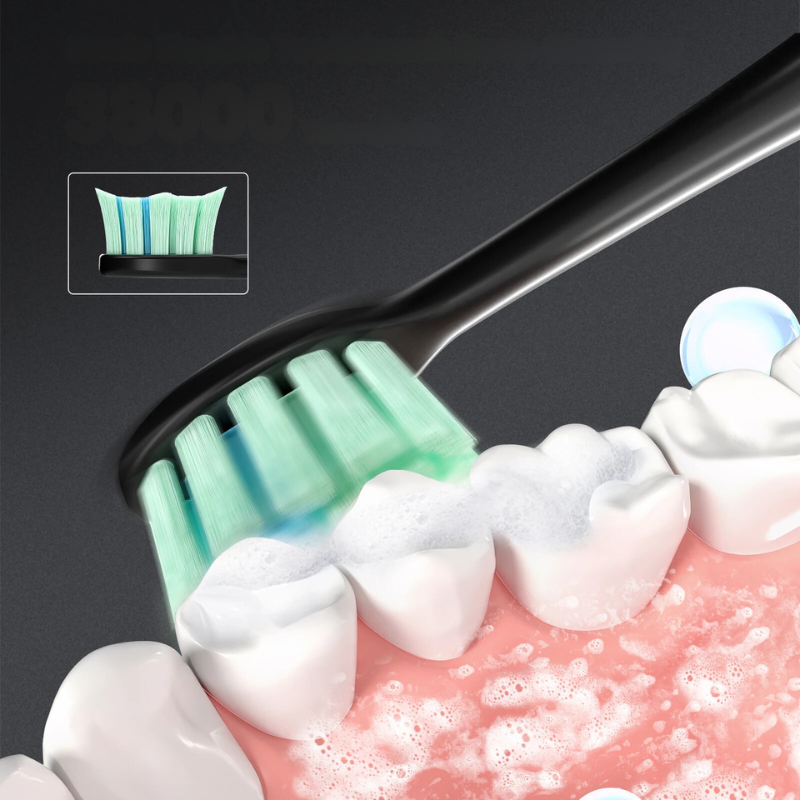 Spazzolino da denti nero con setole morbide verde e blu, in azione su denti e gengive, evidenziando la pulizia profonda e la cura orale.