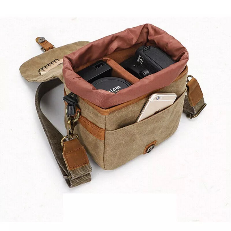 Borsa fotografica in tela beige con tracolla, scomparti per fotocamera e obiettivo, tasca esterna per smartphone. Accessorio pratico e resistente.