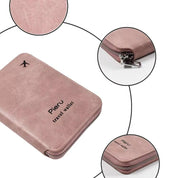 Portafoglio da viaggio rosa Pieru in pelle sintetica, con cerniera robusta e logo. Design elegante e funzionale per organizzare documenti e carte.