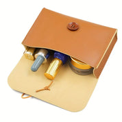 Custodia in pelle marrone con bottiglie di cosmetici e crema viso. Organizer da viaggio elegante, accessori bellezza, cura della pelle.