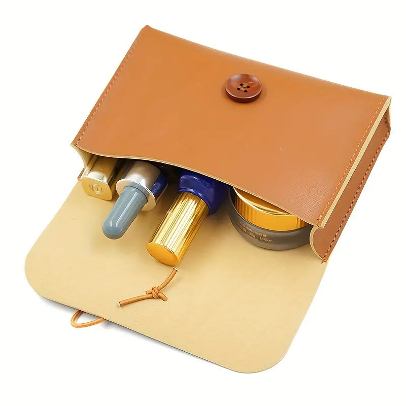 Custodia in pelle marrone con bottiglie di cosmetici e crema viso. Organizer da viaggio elegante, accessori bellezza, cura della pelle.