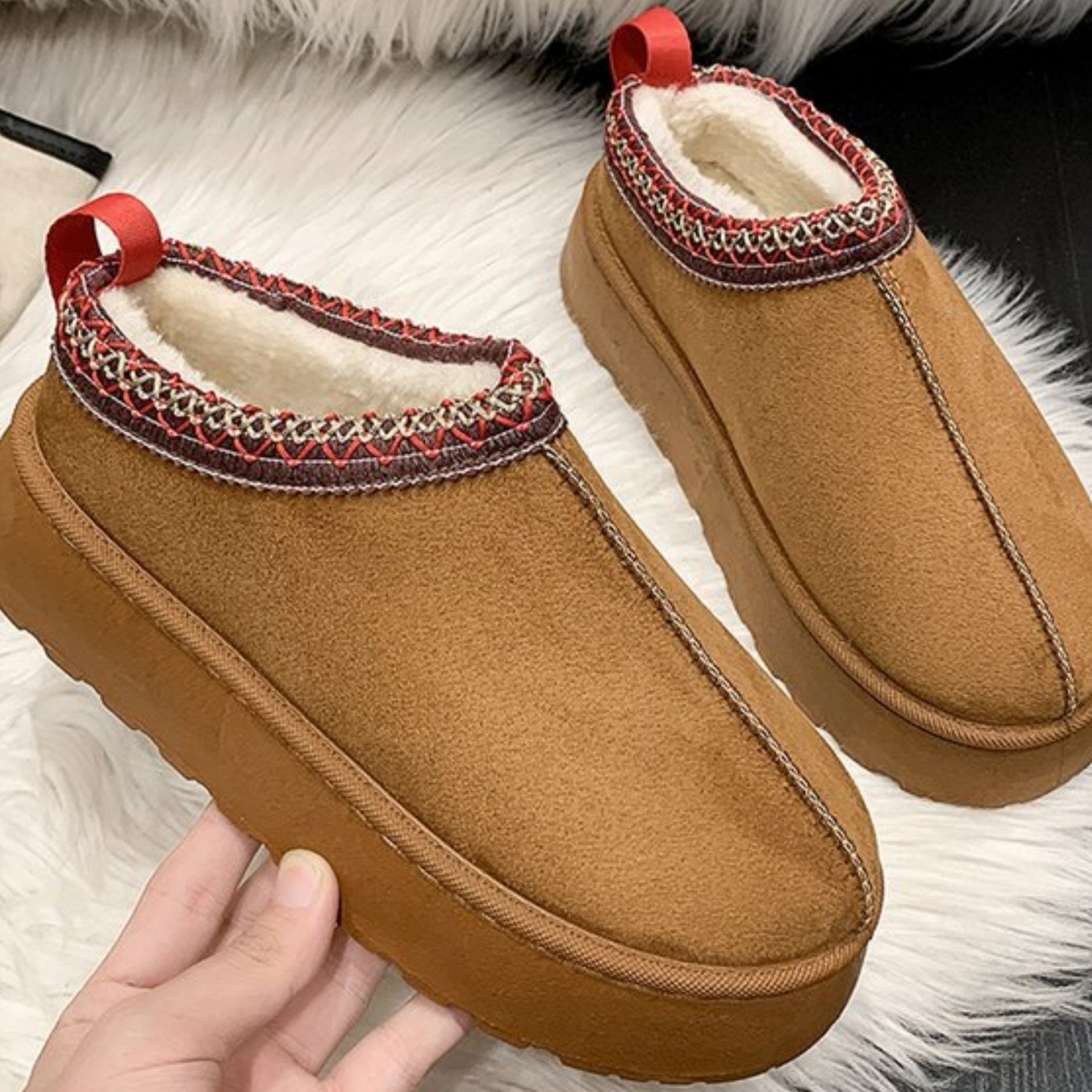 Scarpe invernali da uomo in pelle scamosciata marrone, con fodera in pelliccia sintetica e dettagli rossi, ideali per comfort e calore.