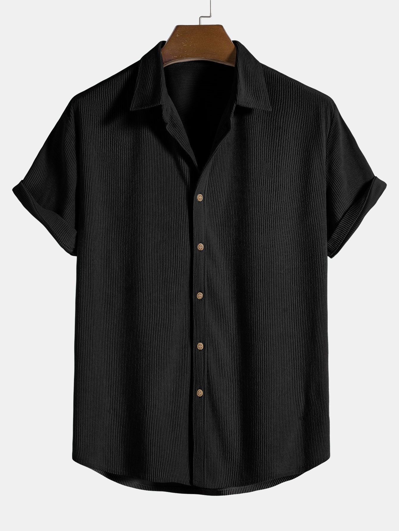 Camicia nera a maniche corte, tessuto a righe sottili, colletto classico, bottoni marroni, stile casual elegante, perfetta per l'estate.