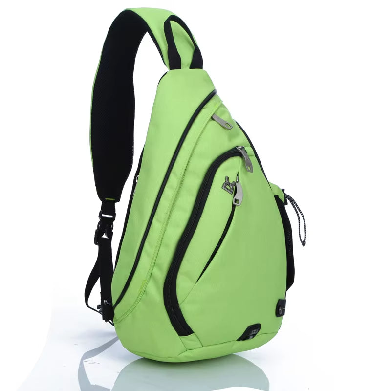 Zaino monospalla verde lime con tasche multiple, cerniere nere e tracolla regolabile. Ideale per viaggi, escursioni e uso quotidiano.