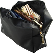 Nécessaire nero in pelle sintetica con cerniera dorata, contenente vari cosmetici come rossetti e mascara. Accessorio trucco elegante e pratico.