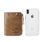 Portafoglio in pelle marrone Aiks Kangaroo con cerniera, logo canguro inciso, accanto a un iPhone bianco. Accessorio elegante e funzionale.