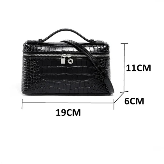 Borsa a tracolla nera in pelle effetto coccodrillo, dimensioni 19x11x6 cm, con manico superiore e chiusura a zip. Accessorio moda elegante.