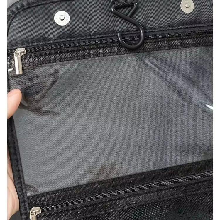 Borsa organizer da viaggio nera con tasche trasparenti e cerniere, ideale per accessori e articoli da toeletta. Design compatto e funzionale.