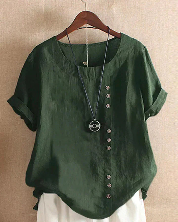 Blusa verde in lino con bottoni decorativi, maniche corte arrotolate, scollo rotondo, stile casual. Perfetta per look estivi e primaverili.