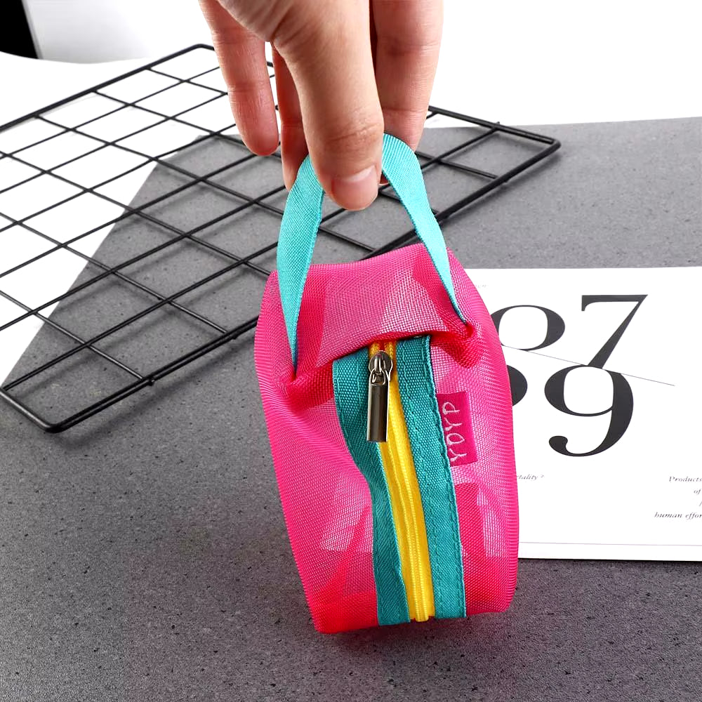 Astuccio portapenne rosa trasparente con cerniera gialla e manico blu, design moderno, ideale per scuola e ufficio, su sfondo grigio.