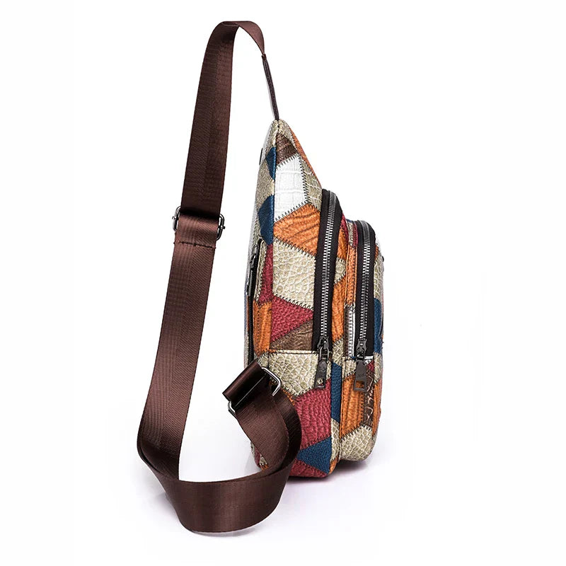 Zaino a tracolla multicolore in tessuto patchwork, con cerniere multiple e spallaccio regolabile marrone. Design moderno e pratico per ogni occasione.