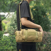 Borsa a tracolla tattica beige, resistente e multifunzionale, ideale per escursioni e attività all'aperto. Design compatto con cerniere robuste.