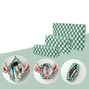 Set di tre astucci da viaggio a scacchi verdi e bianchi, con cerniera, per cosmetici e accessori. Design elegante e pratico per organizzazione.