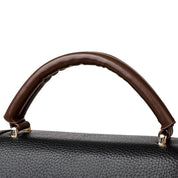 Manico borsa in pelle marrone su sfondo bianco, design elegante, accessorio moda donna, dettaglio texture, alta qualità, stile classico.