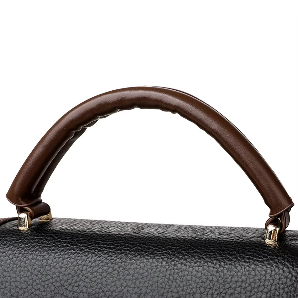 Manico borsa in pelle marrone su sfondo bianco, design elegante, accessorio moda donna, dettaglio texture, alta qualità, stile classico.