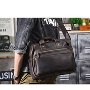 Borsa a tracolla in pelle marrone da uomo, stile vintage, con tasche multiple e chiusura a zip, ideale per lavoro e viaggio.