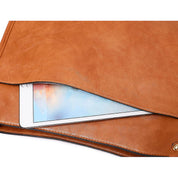 Borsa in pelle marrone con tablet all'interno, design elegante, ideale per lavoro e viaggio. Accessorio moda uomo e donna, alta qualità.