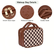 Borsa trucco impermeabile marrone con motivo a scacchi, cerniera in metallo liscia, manico resistente. Accessorio cosmetico elegante e funzionale.