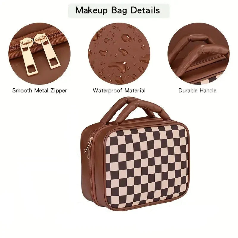 Borsa trucco impermeabile marrone con motivo a scacchi, cerniera in metallo liscia, manico resistente. Accessorio cosmetico elegante e funzionale.