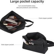 Borsa da toilette nera con grande capacità, tasca frontale e laterale con zip, ideale per prodotti skincare e articoli da toeletta.