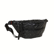 Marsupio nero trapuntato in pelle sintetica, design elegante con cerniera frontale, ideale per moda urbana e praticità quotidiana.