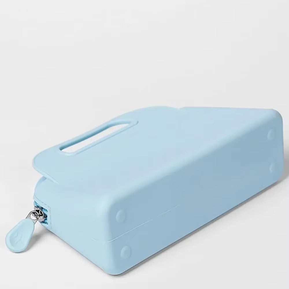 Scatola portaoggetti in plastica azzurra con manico e chiusura a zip, design compatto e moderno, ideale per organizzare accessori e piccoli oggetti.