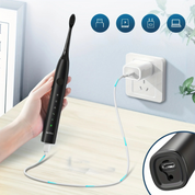 Spazzolino elettrico nero in carica, design moderno, connettore USB, icone funzionalità, su tavolo chiaro. Accessorio igiene orale avanzato.