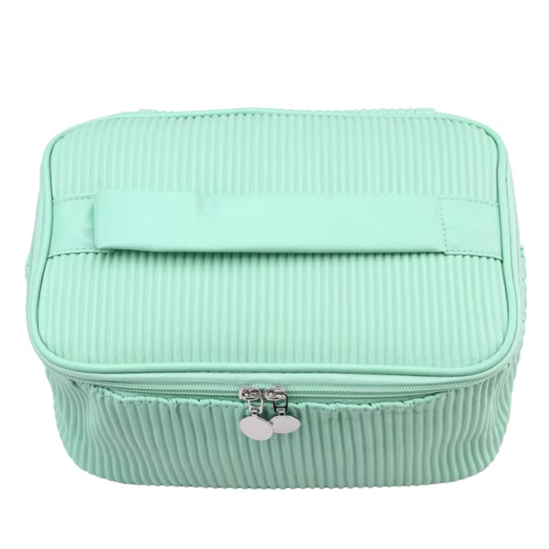 Borsa cosmetica verde menta con cerniera, design a coste, manico superiore, ideale per organizzare trucchi e accessori da viaggio.