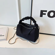 Borsa a tracolla nera elegante con manico arricciato e cerniera, design moderno, perfetta per moda donna, accessorio versatile e chic.