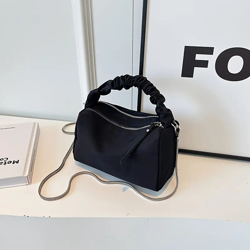 Borsa a tracolla nera elegante con manico arricciato e cerniera, design moderno, perfetta per moda donna, accessorio versatile e chic.