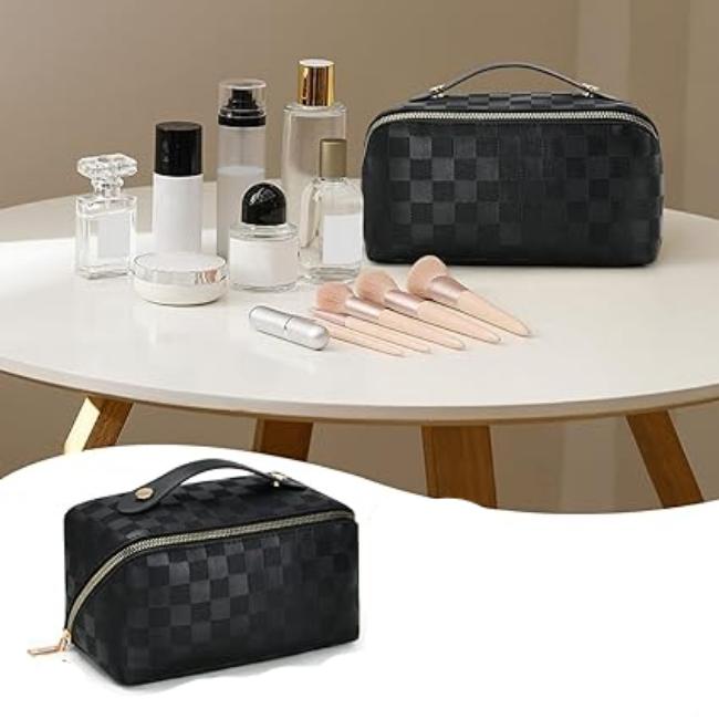 Astuccio cosmetico nero a scacchi su tavolo bianco con pennelli trucco e flaconi profumo. Elegante organizer da viaggio per make-up.