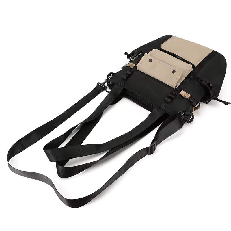Zaino nero e beige con tasche multiple, design moderno, spallacci regolabili. Ideale per viaggi, escursioni, uso quotidiano. Accessorio unisex.