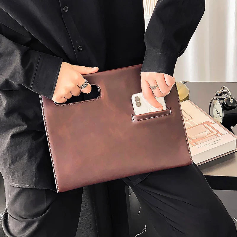 Borsa a mano in pelle marrone con tasca per smartphone, design elegante e moderno, ideale per lavoro e ufficio, accessorio moda uomo.