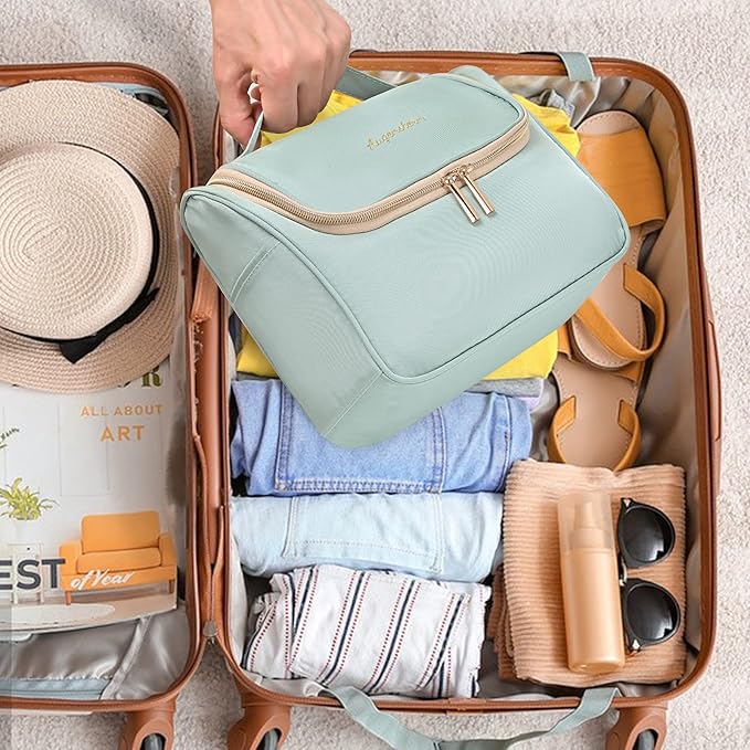 Valigia aperta con abiti estivi, cappello, sandali e beauty case verde acqua. Ideale per viaggi, organizzazione bagagli, accessori da viaggio.
