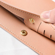 Portafoglio in pelle rosa chiaro con chiusura a bottone dorato, design elegante e minimalista, accessorio moda donna, dettaglio cuciture.