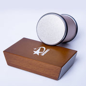 Timbro rotondo in metallo con scatola in legno, design elegante, ideale per ufficio e personalizzazione documenti. Accessorio professionale di qualità.