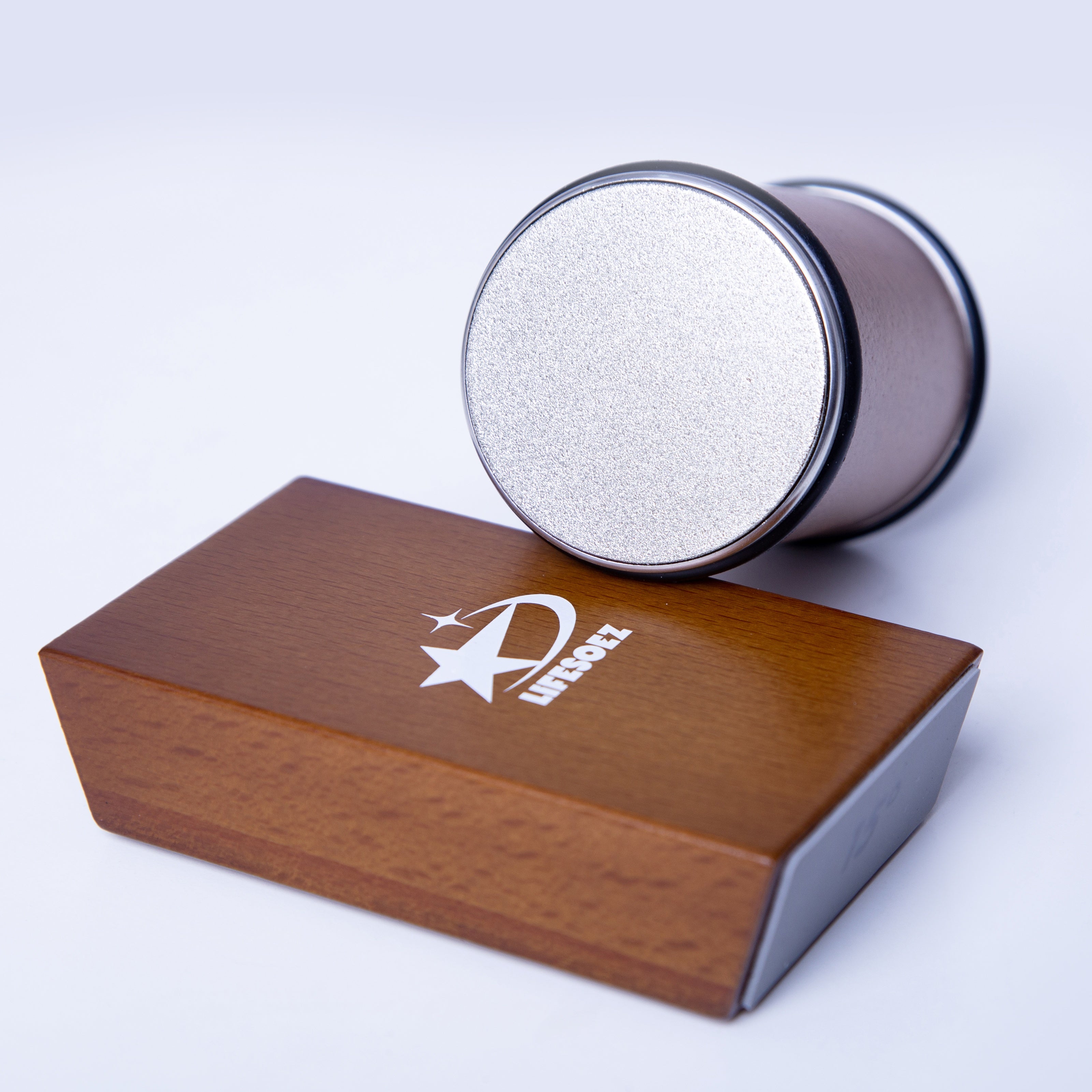 Timbro rotondo in metallo con scatola in legno, design elegante, ideale per ufficio e personalizzazione documenti. Accessorio professionale di qualità.