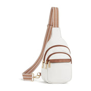 Zaino a tracolla bianco con dettagli marroni, cerniere dorate e cinturino regolabile a righe. Design elegante e pratico per moda e viaggi.