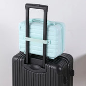 Valigia rigida nera con manico estensibile, sormontata da un beauty case azzurro. Design moderno, ideale per viaggi e trasporti.