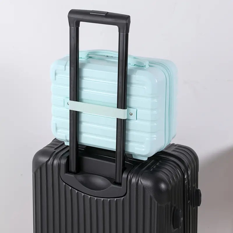 Valigia rigida nera con manico estensibile, sormontata da un beauty case azzurro. Design moderno, ideale per viaggi e trasporti.