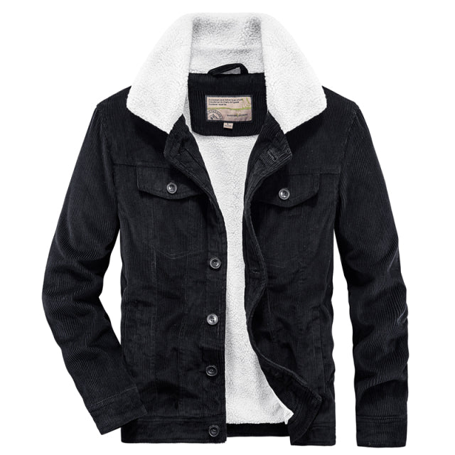 Giacca invernale uomo in velluto nero con fodera in pelliccia sintetica bianca, colletto ampio, bottoni frontali, tasche sul petto.