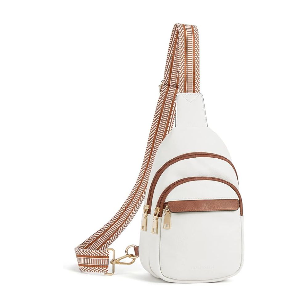 Zaino monospalla bianco in pelle con dettagli marroni, cerniere dorate e tracolla regolabile a righe. Elegante e pratico per uso quotidiano.