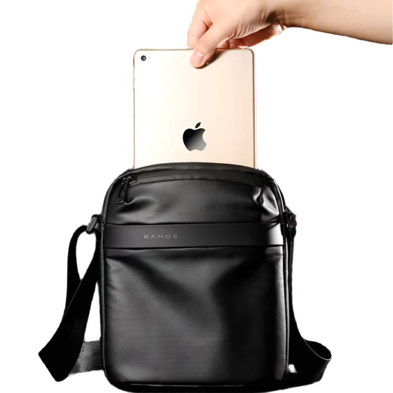 Borsa a tracolla nera Bange con tablet Apple inserito, design elegante e compatto, ideale per dispositivi elettronici e accessori quotidiani.