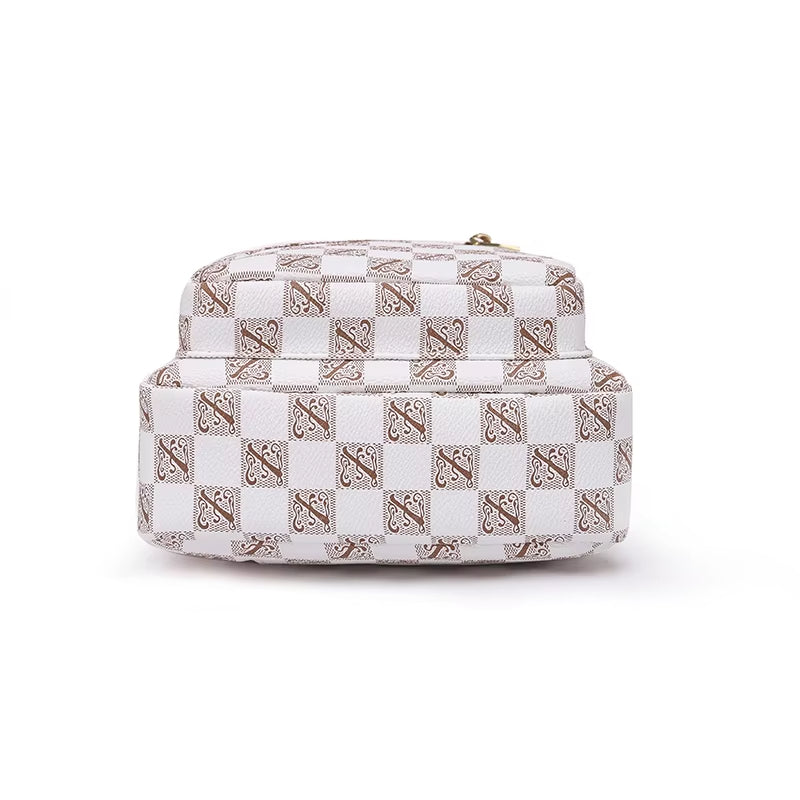 Borsa a tracolla in pelle bianca con motivo a scacchi marroni, design elegante e moderno, ideale per moda donna, accessorio di lusso.