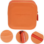 Custodia arancione in silicone per auricolari, con cerniera e logo "fungoofun". Design compatto, resistente e impermeabile. Accessorio tecnologico.