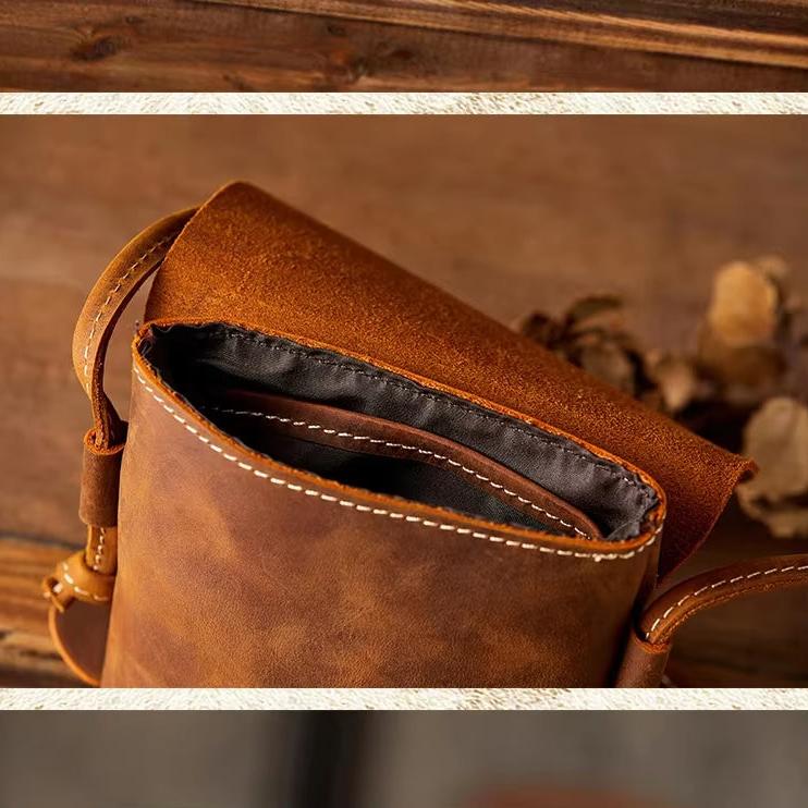 Borsa a tracolla in pelle marrone, design vintage, cuciture bianche, chiusura superiore aperta, ideale per moda uomo e donna, accessorio elegante.